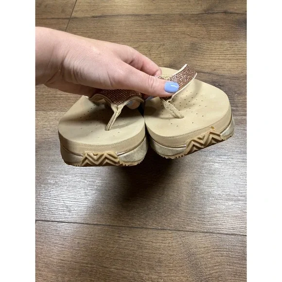 Volatile Rose Gold Rhinestone Platform Wedge Thong Sandals Womens Size 8 Gold - Picture 4 of 7